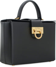 Load image into Gallery viewer, Trifolio leather handbag