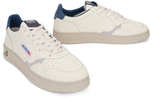 Load image into Gallery viewer, Low-top sneakers Medalist