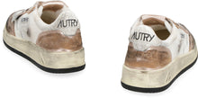 Load image into Gallery viewer, Medalist low-top sneakers