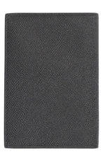 Load image into Gallery viewer, Leather passport holder