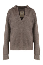 Load image into Gallery viewer, Sweater in knit with V-neck.