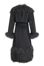 Load image into Gallery viewer, Coat with details in fake fur

