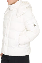 Load image into Gallery viewer, Vezere short down jacket
