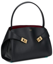 Load image into Gallery viewer, Hug M shoulder bag in leather
