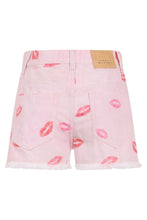 Load image into Gallery viewer, Shorts Lesia frayed with kiss print
