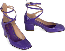 Load image into Gallery viewer, Valentino Garavani - Patent leather pumps
