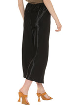 Load image into Gallery viewer, Cropped pants
