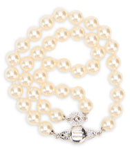 Load image into Gallery viewer, Bracelet with pearls and metallic logo

