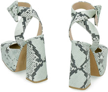 Load image into Gallery viewer, Tower leather pumps
