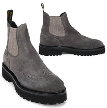 Load image into Gallery viewer, Chelsea boots in leather
