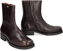 Load image into Gallery viewer, Boots Truck in leather
