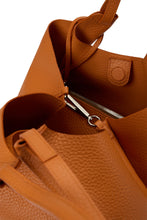 Load image into Gallery viewer, Dua shoulder bag in leather
