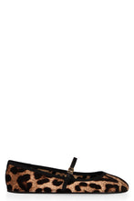 Load image into Gallery viewer, Velvet ballet flats
