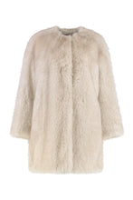 Load image into Gallery viewer, Coat in faux fur
