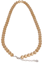 Load image into Gallery viewer, Necklace with Pearls in resin
