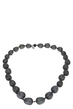 Load image into Gallery viewer, Necklace with resin pearls
