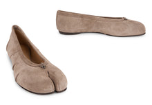 Load image into Gallery viewer, Tabi ballerinas in suede
