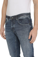 Load image into Gallery viewer, Dian carrot-fit jeans
