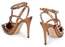 Load image into Gallery viewer, Rockstud pumps in laminated leather
