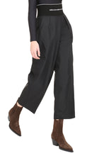 Load image into Gallery viewer, Carrot-fit cotton trousers
