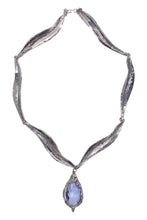 Load image into Gallery viewer, Metal necklace with glass details
