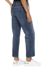 Load image into Gallery viewer, 2016 D-Air boyfriend jeans
