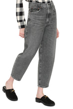 Load image into Gallery viewer, Balloon tapered fit jeans
